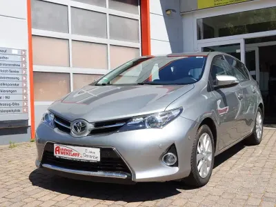 Gebraucht Toyota Auris Edition 132 PS (97 kW) 2013 Silber Limousine