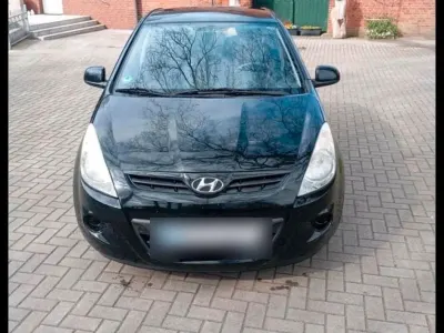 Gebraucht Hyundai i20 77 PS (56 kW) 2011 Schwarz Kleinwagen