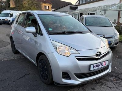 Silber Gebraucht 2013 Toyota Verso-S Life Van / Kleinbus | 5.999 € (Fairer Preis)