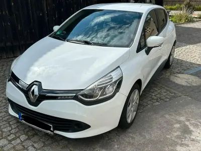 Używany Renault Clio IV 90 KM (66 kW) 2013 Biały Sedan/Limuzyna