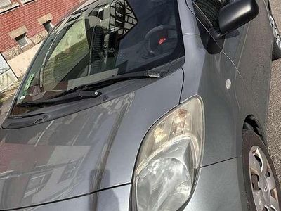 Grau Gebraucht 2007 Toyota Yaris Luna Limousine | 3.450 € (Teuer)