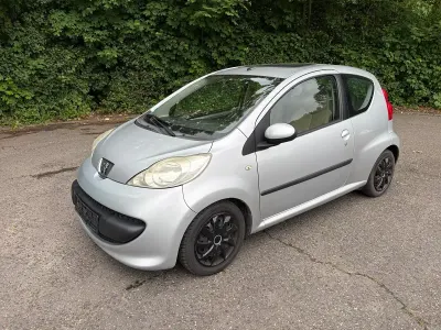 Gebraucht Peugeot 107 68 PS (50 kW) 2006 Silber Kleinwagen
