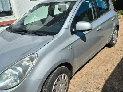 Gebraucht Hyundai i20 77 PS (56 kW) 2010 Silber Kleinwagen