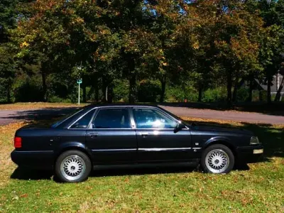 Używany Audi V8 Design 280 KM (205 kW) 1992 Czarny Sedan/Limuzyna