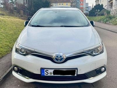 Weiß Gebraucht 2015 Toyota Auris Comfort Limousine | 15.000 € (Etwas zu teuer)