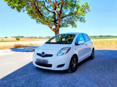 Gebraucht Toyota Yaris 70 PS (51 kW) 2011 Weiß Kleinwagen