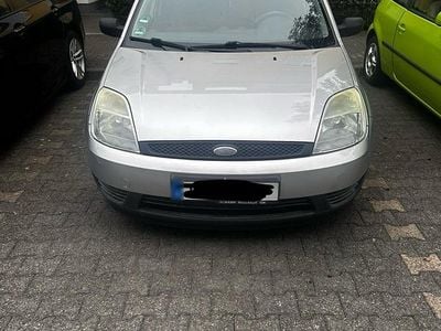 Gebraucht Ford Fiesta 70 PS (51 kW) 2004 Silber Kleinwagen