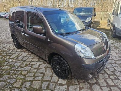 Braun Gebraucht 2012 Renault Kangoo Expression Van / Kleinbus | 5.799 € (Etwas zu teuer)