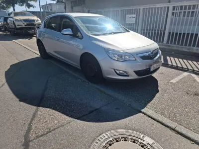 Gebraucht Opel Astra Edition 140 PS (102 kW) 2012 Silber Limousine