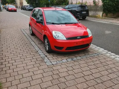 Gebraucht Ford Fiesta 80 PS (58 kW) 2005 Rot Kleinwagen