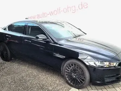 Używany Jaguar XE Pure 200 KM (147 kW) 2017 Czarny Sedan/Limuzyna