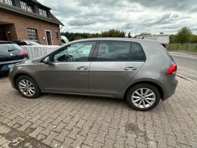 Gebraucht VW Golf VII LOUNGE 110 PS (80 kW) 2015 Grau Kleinwagen