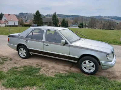 Gebraucht Mercedes E230 132 PS (97 kW) 1987 Silber Limousine
