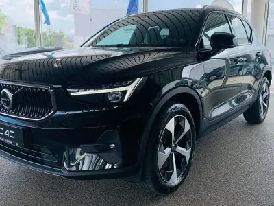 Gebraucht Volvo XC40 163 PS (119 kW) 2024 Onyx black metallic (metallic) SUV