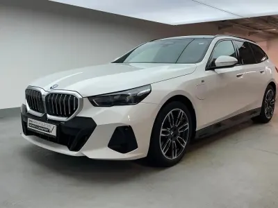 Gebraucht BMW 550e Comfort Edition 490 PS (360 kW) 2025 Alpinweiß uni Kombi