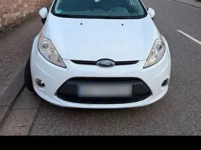 Gebraucht Ford Fiesta Titanium 82 PS (60 kW) 2010 Weiß Limousine