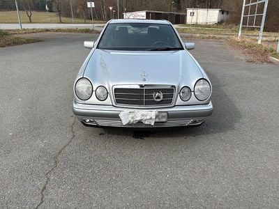 Usata Mercedes E290 129 CV (94 kW) 1996 Argento Berlina