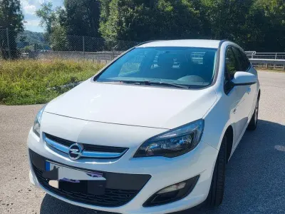 Gebraucht Opel Astra Innovation 105 PS (77 kW) 2015 Weiß Kombi