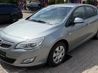 Używany Opel Astra Edition 116 KM (85 kW) 2011 Srebrny Sedan/Limuzyna