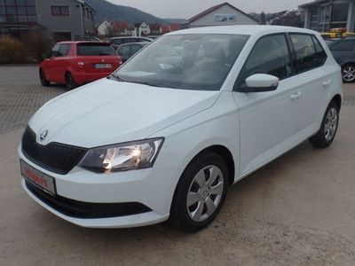 Weiß Gebraucht 2015 Skoda Fabia Cool Edition Kleinwagen | 14.490 €