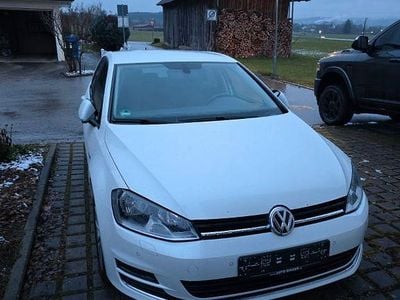 Weiß Gebraucht 2016 VW Golf VII LOUNGE Limousine | 10.900 € (Etwas zu teuer)