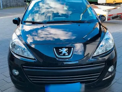 Gebraucht Peugeot 207 95 PS (69 kW) 2011 Schwarz Kleinwagen