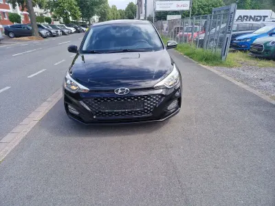 Gebraucht Hyundai i20 Advantage 101 PS (74 kW) 2020 Schwarz Kleinwagen