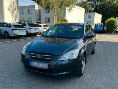 Gebraucht Kia Ceed 109 PS (80 kW) 2009 Grau Kleinwagen