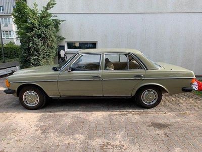 Second-hand Mercedes E230 136 CP (100 kW) 1984 Berlinǎ