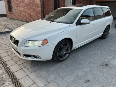 Używany Volvo V70 R-Design 136 KM (100 kW) 2012 Biały Kombi