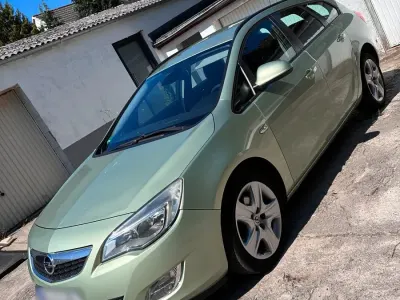 Gebraucht Opel Astra 110 PS (80 kW) 2010 Grün Kombi