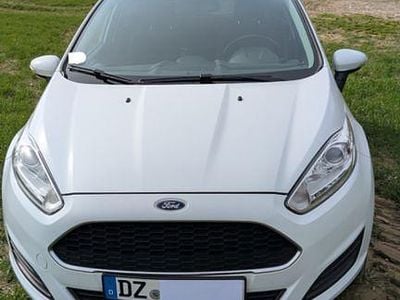 Gebraucht Ford Fiesta Celebration 60 PS (44 kW) 2016 Weiß Limousine