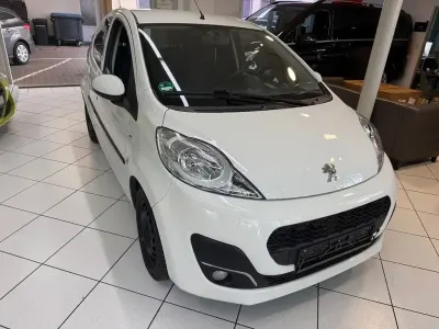 Gebraucht Peugeot 107 Active 68 PS (50 kW) 2012 Weiß Kleinwagen