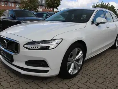 Używany Volvo V90 Momentum 190 KM (139 kW) 2020 Biały Kombi
