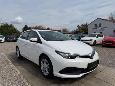 Usata Toyota Auris Cool 99 CV (72 kW) 2015 Bianco Berlina