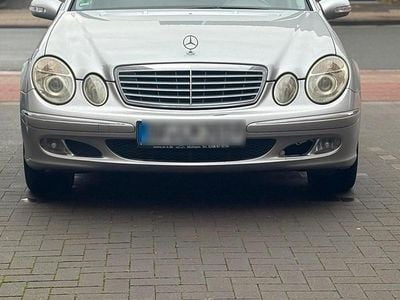Silber Gebraucht 2003 Mercedes E220 Limousine | 3.599 €
