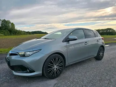 Gebraucht Toyota Auris 111 PS (81 kW) 2015 Silber Limousine