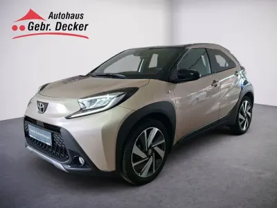 Gebraucht Toyota Aygo X X-plore 72 PS (52 kW) 2024 Ginger beige / night sky black SUV