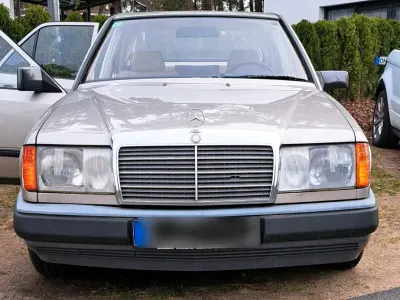 Gebraucht Mercedes E230 137 PS (100 kW) 1985 Gold Limousine