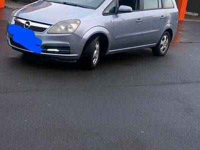 Grau Gebraucht 2006 Opel Zafira Van / Kleinbus | 2.450 €