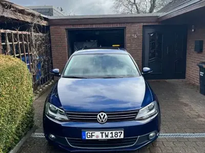 Gebraucht VW Jetta Life 122 PS (89 kW) 2013 Blau Limousine