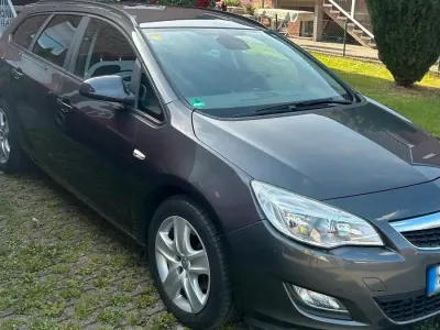 Gebraucht Opel Astra Edition 180 PS (132 kW) 2011 Grau Kombi