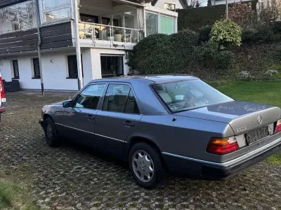 Gebraucht Mercedes E230 132 PS (97 kW) 1989 Silber Limousine