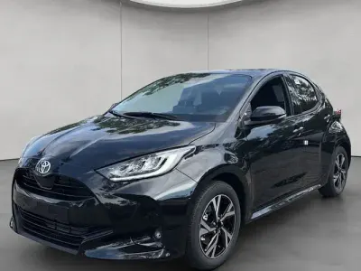 Neu Toyota Yaris Hybrid Comfort 116 PS (85 kW) 2025 Schwarz Limousine