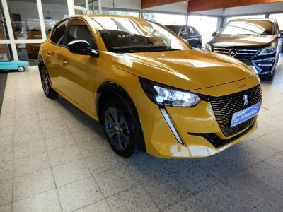 Gebraucht Peugeot e-208 Active 100 kW (136 PS) 2022 Gelb Kleinwagen