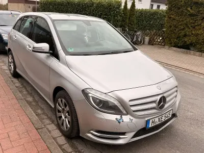 Używany Mercedes B180 109 KM (80 kW) 2013 Srebrny Minivan