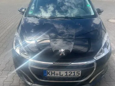 Gebraucht Peugeot 208 Allure 110 PS (80 kW) 2017 Schwarz Kleinwagen