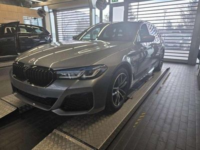 Gebraucht BMW 530e M Sport 292 PS (214 kW) 2022 Skyscraper grau metallic Kombi