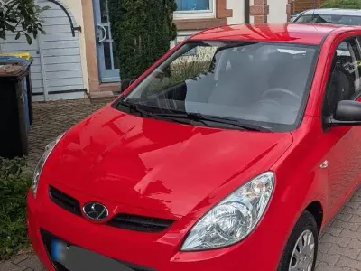 Gebraucht Hyundai i20 Comfort 77 PS (56 kW) 2009 Rot Limousine