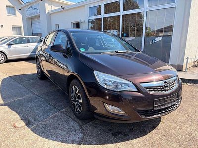 Usata Opel Astra Edition 101 CV (74 kW) 2012 Marrone Berlina